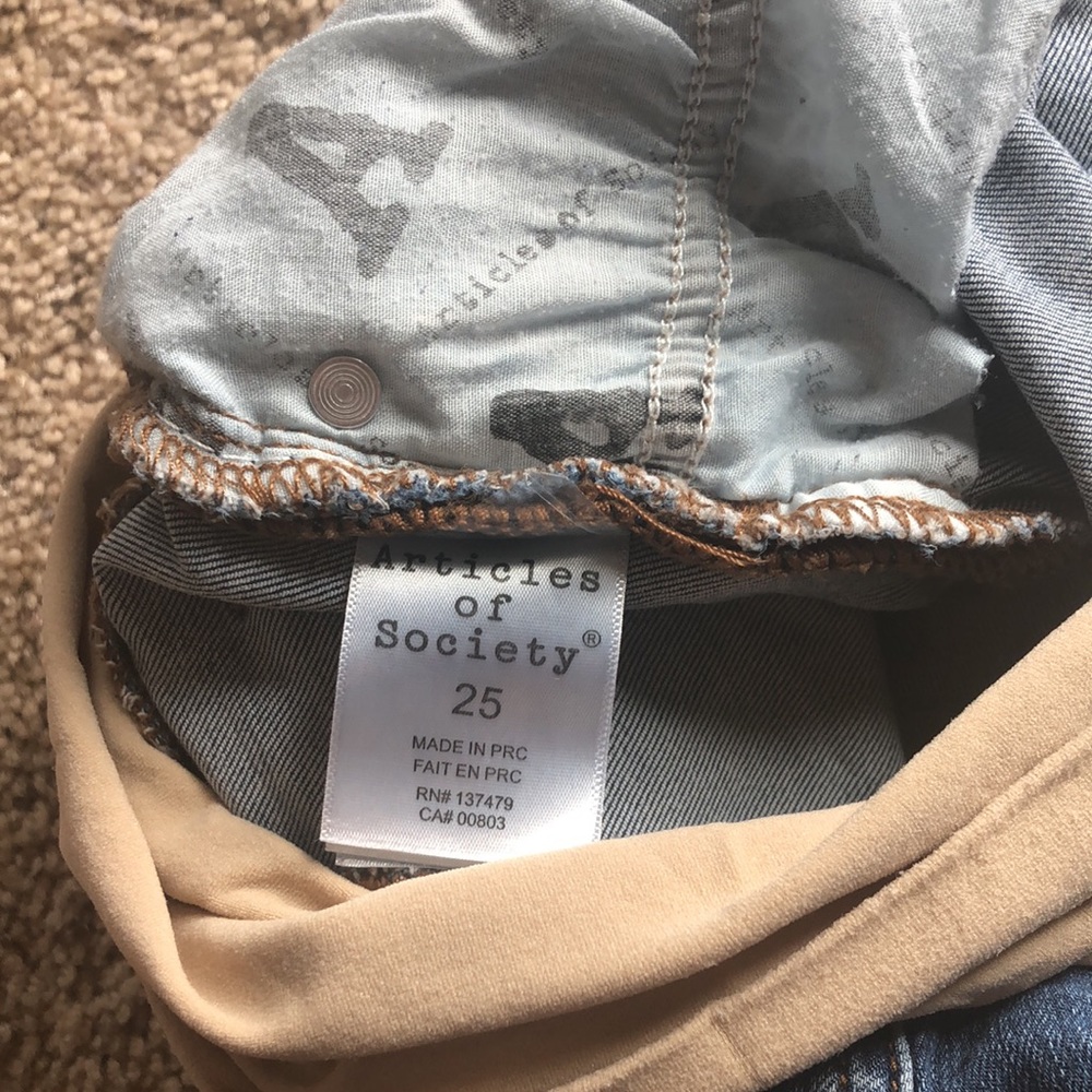 Articles of Society Maternity Shorts - Picture 5 of 5